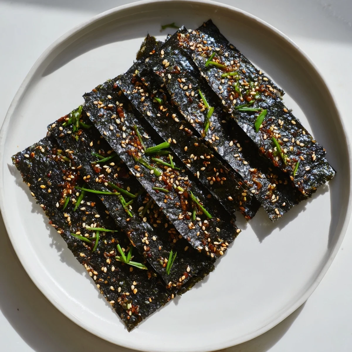 Golden-brown Snacks de Vague Surf, a crispy and savory seaweed snack, ready to enjoy.