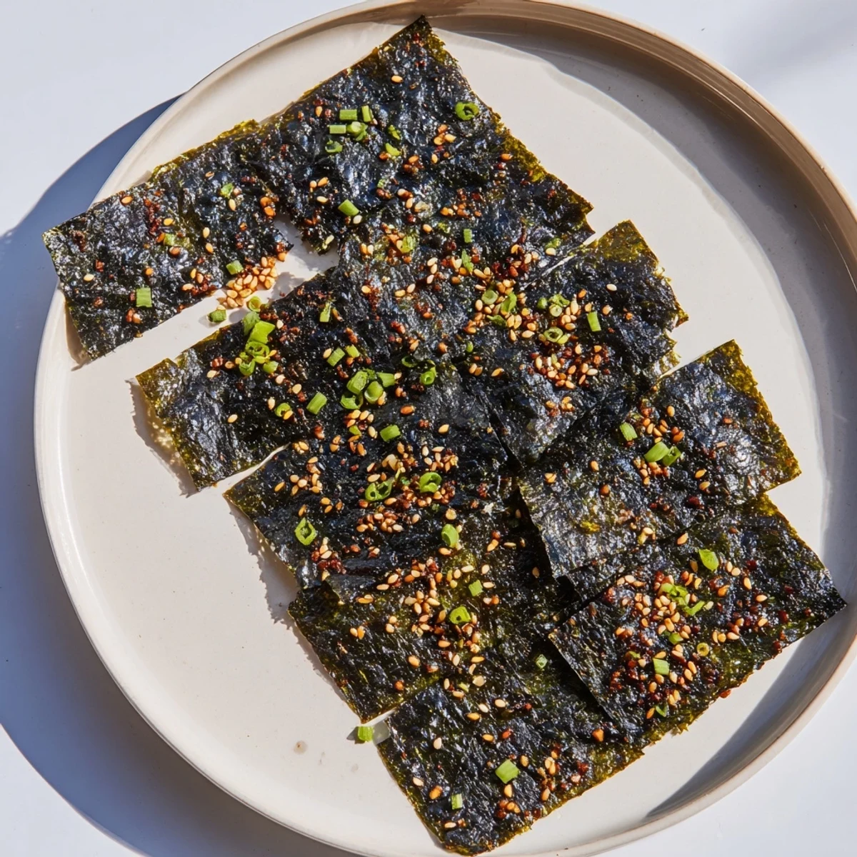 Crisp, cut Snacks de Vague Surf, a light and flaky seaweed bite with sesame seeds.