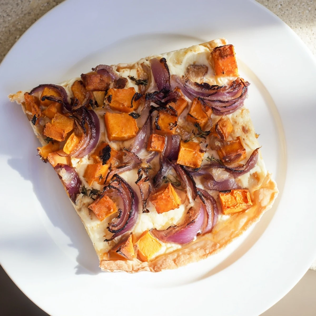 Golden-brown Feuilles d'Érable Tartes Salées d'Automne, a flaky, savory tart with roasted vegetables.